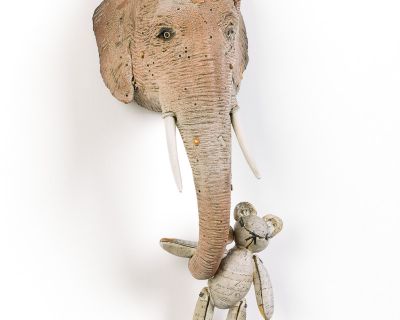 Olifant met literatuurbeer   34 x 14 x 11 cm